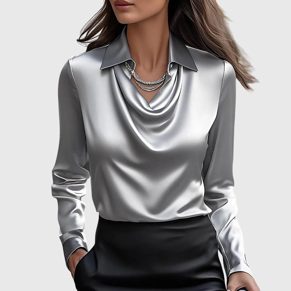 Sylvia – Bluse mit luxuriösem Glanz und Faltenkragen