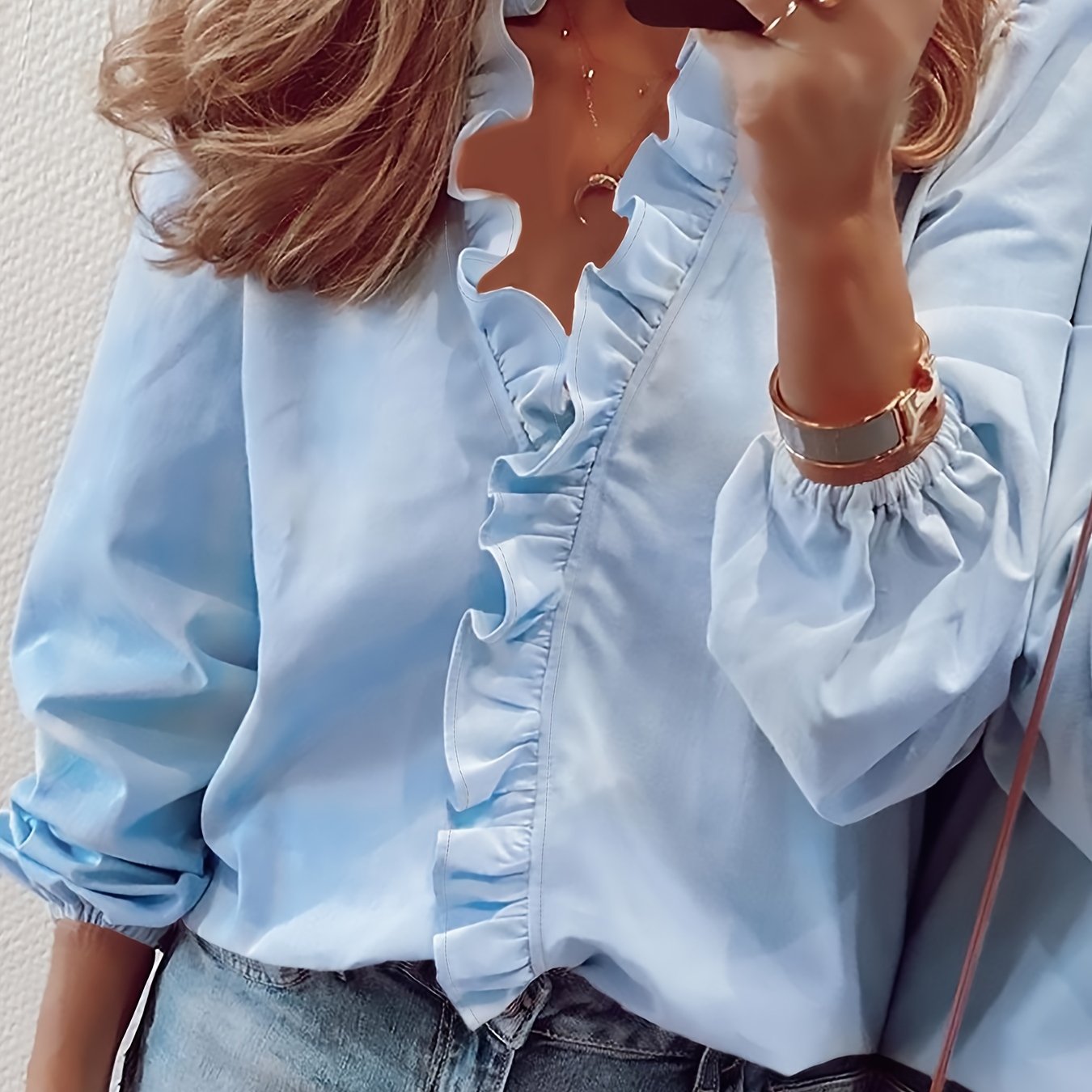 Angeline – Bluse mit Rüschen und V-Ausschnitt