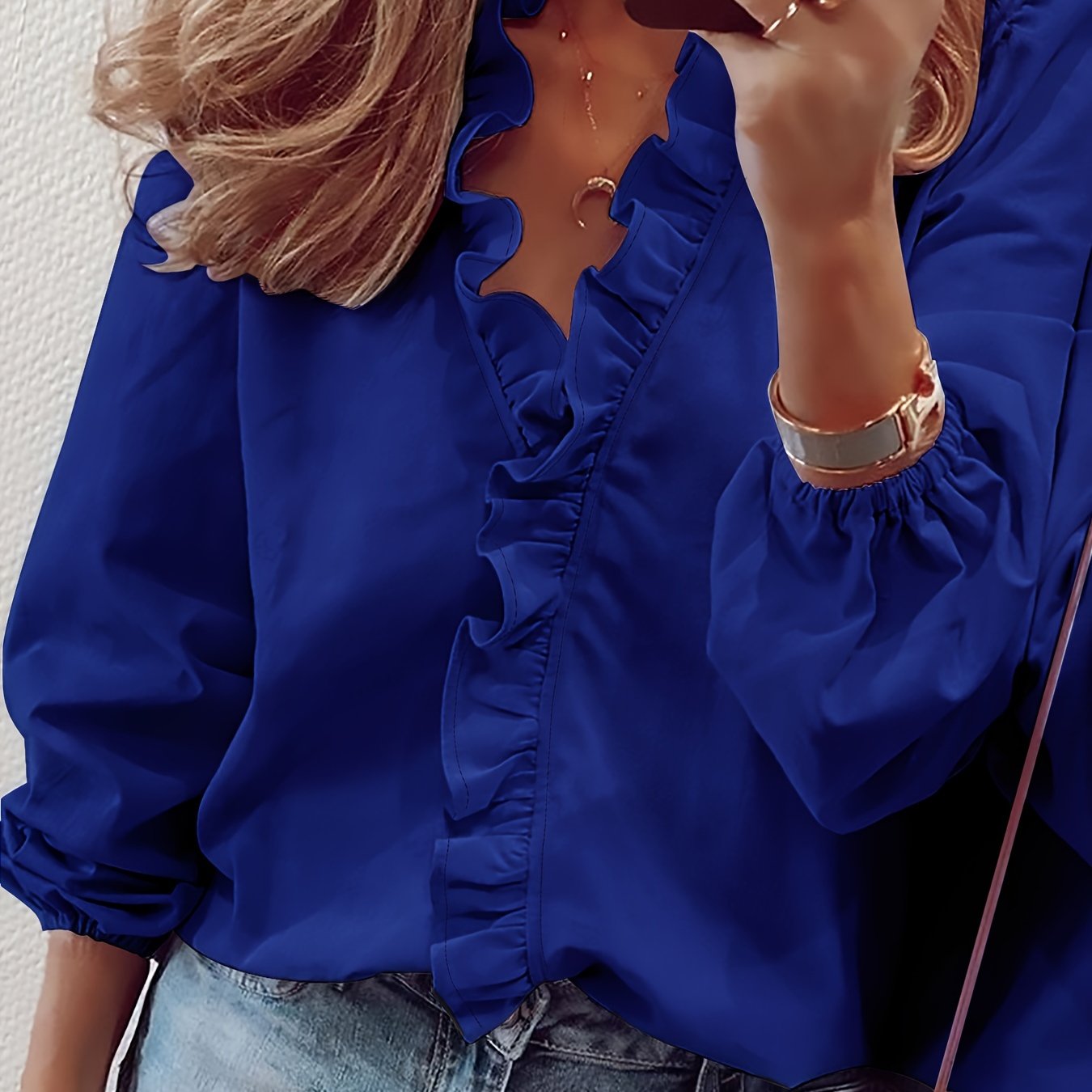 Angeline – Bluse mit Rüschen und V-Ausschnitt