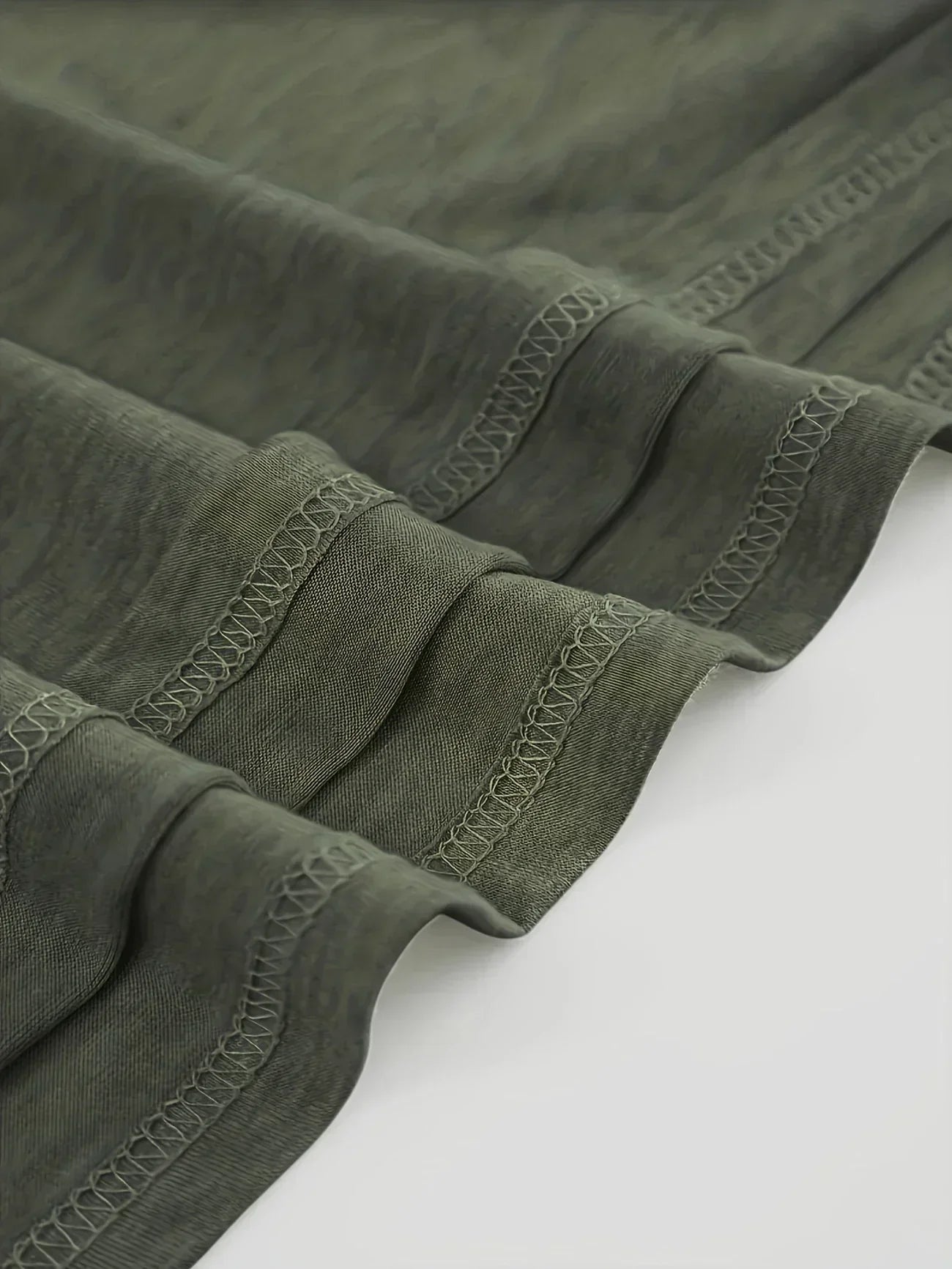 Amouryn | Herzprint-Shirt mit V-Ausschnitt und lässiger Leichtigkeit