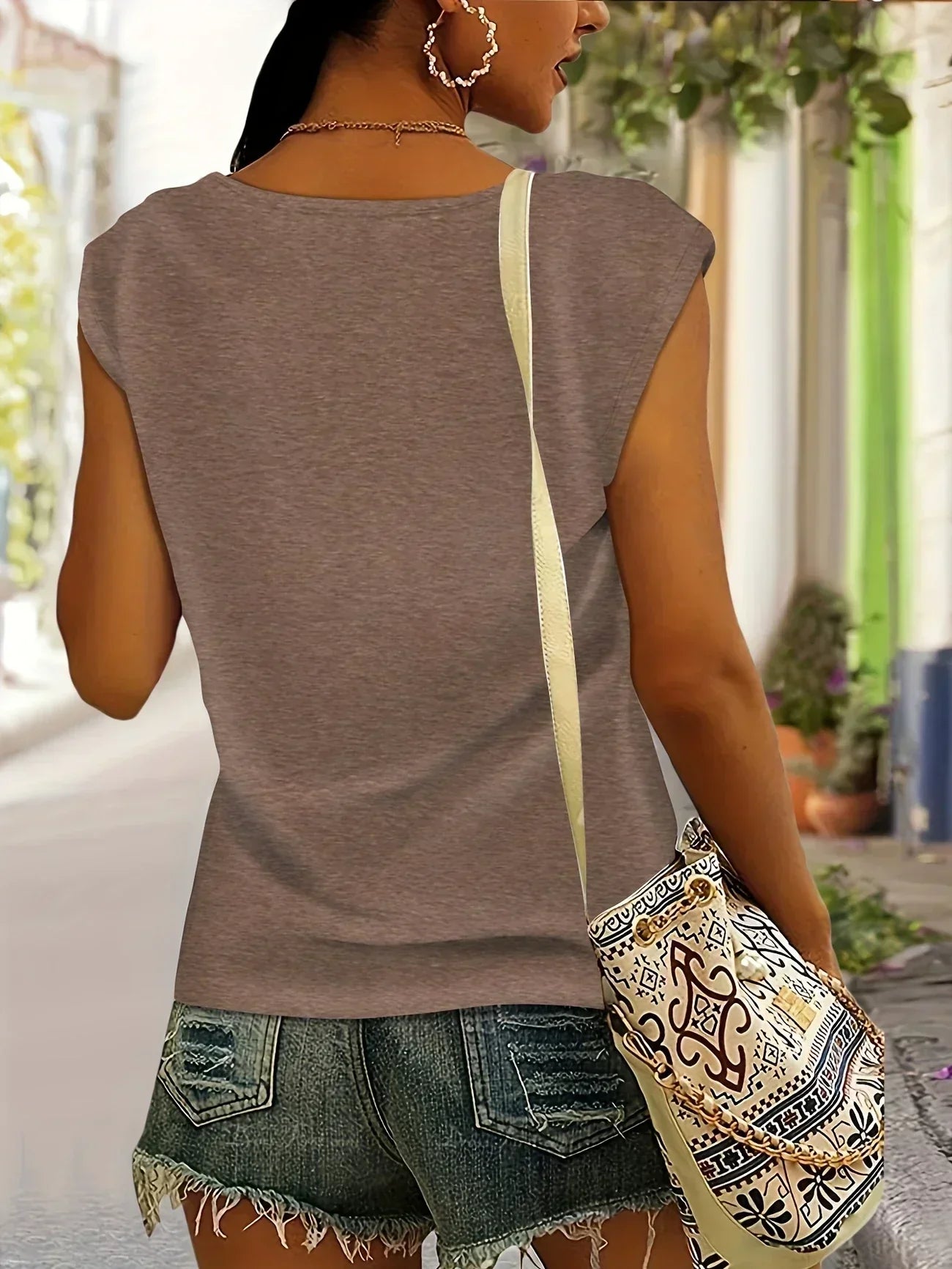 Amouryn | Herzprint-Shirt mit V-Ausschnitt und lässiger Leichtigkeit