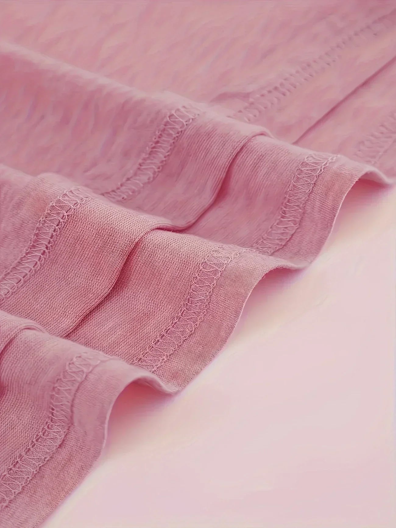 Amouryn | Herzprint-Shirt mit V-Ausschnitt und lässiger Leichtigkeit