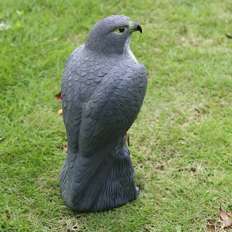 EagleGuard künstlicher Adler-Gartenvogelscheuche | PE Harzmaterial | Falkenattrappe | Außenornament