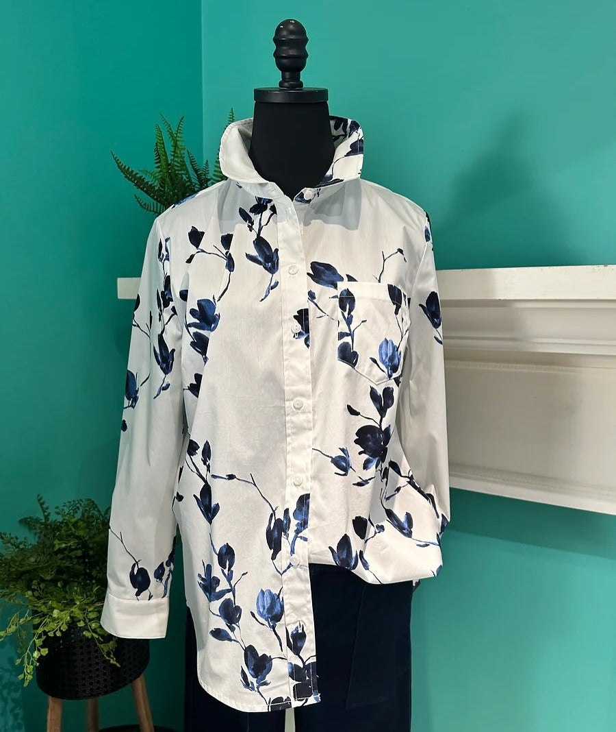 Blaue Blumenbluse für Frühlings- und Alltagseleganz