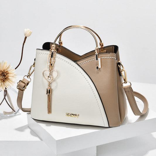 Handtasche Kunstleder mit Metallhenkeln und Herz-Anhänger