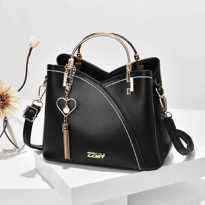 Handtasche Kunstleder mit Metallhenkeln und Herz-Anhänger